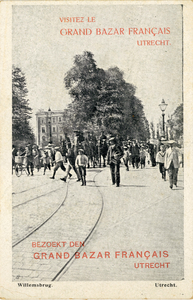 710673 Reclameprentbriefkaart van de Grand Bazar Français, Warenhuis, Lange Viestraat 2 te Utrecht. Met een foto van de ...